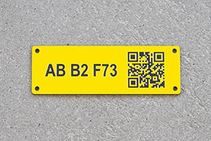 Gravírovaná plastová cedule ve žluté barvě s QR kódem